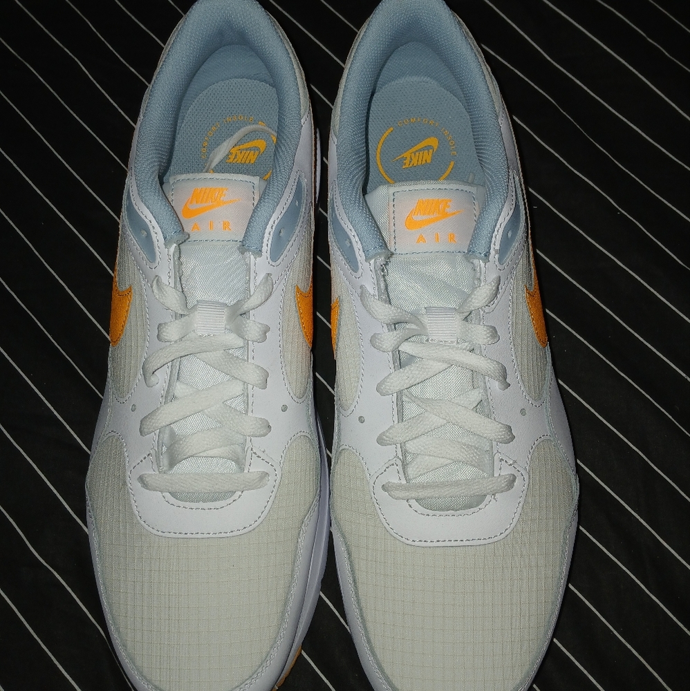 Nike Airmax Emcee Laser Orange Mens 13 with box
